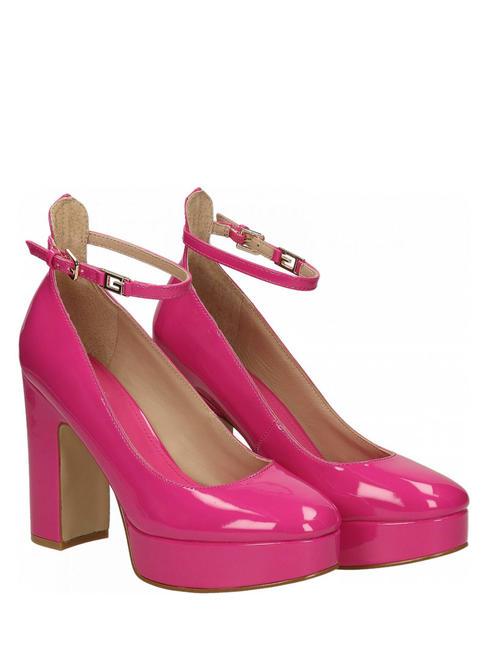 GUESS TEMIS Salón de charol con correa fucsia - Zapatos Mujer