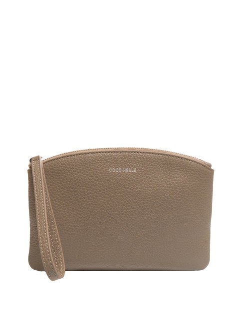 COCCINELLE ROUNDED ENVELOPE Bolso de mano de piel con puño topo cálido - Bolsos Mujer